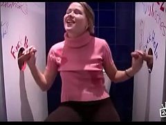 งานเสริมของสาวๆ รัสเซีย เข้าห้องน้ำมีรู แล้วให้ผู้ชายมาใช้บริการ อมกะปู๋ให้จนน้ำแตก เสียวซื้ด